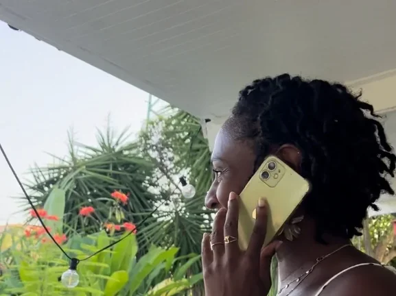 Apporteure d'affaires Gaspiz au téléphone avec un commerçant