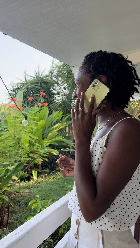 Apporteur d'affaires Gaspiz au téléphone avec un commerçant