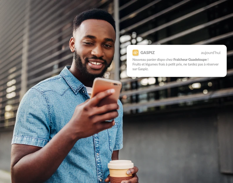 Un utilisateur reçoit sur son téléphone une notification Gaspiz : un nouveau panier est disponible chez un commerçant près de chez lui